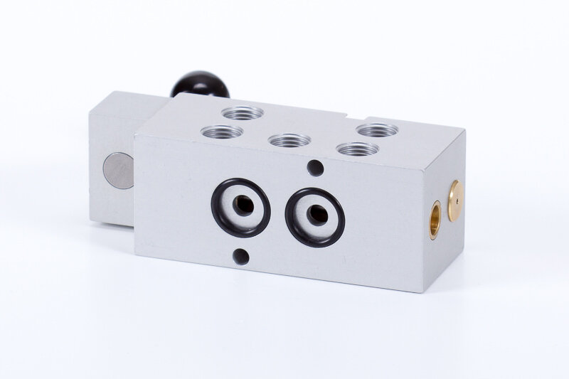 Ventil s pomocným manuálnym ovládačom k pozicionérom