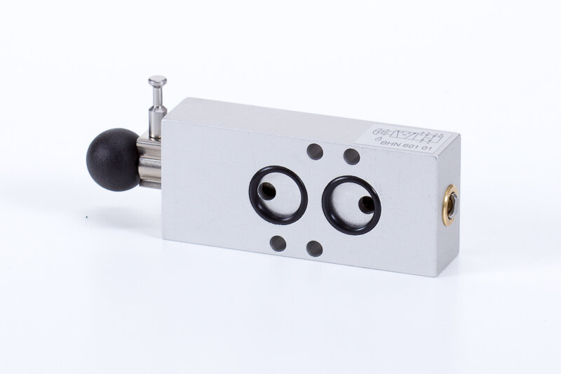 Manuálne ovládaný zatvárací a odvzdušňovací ventil